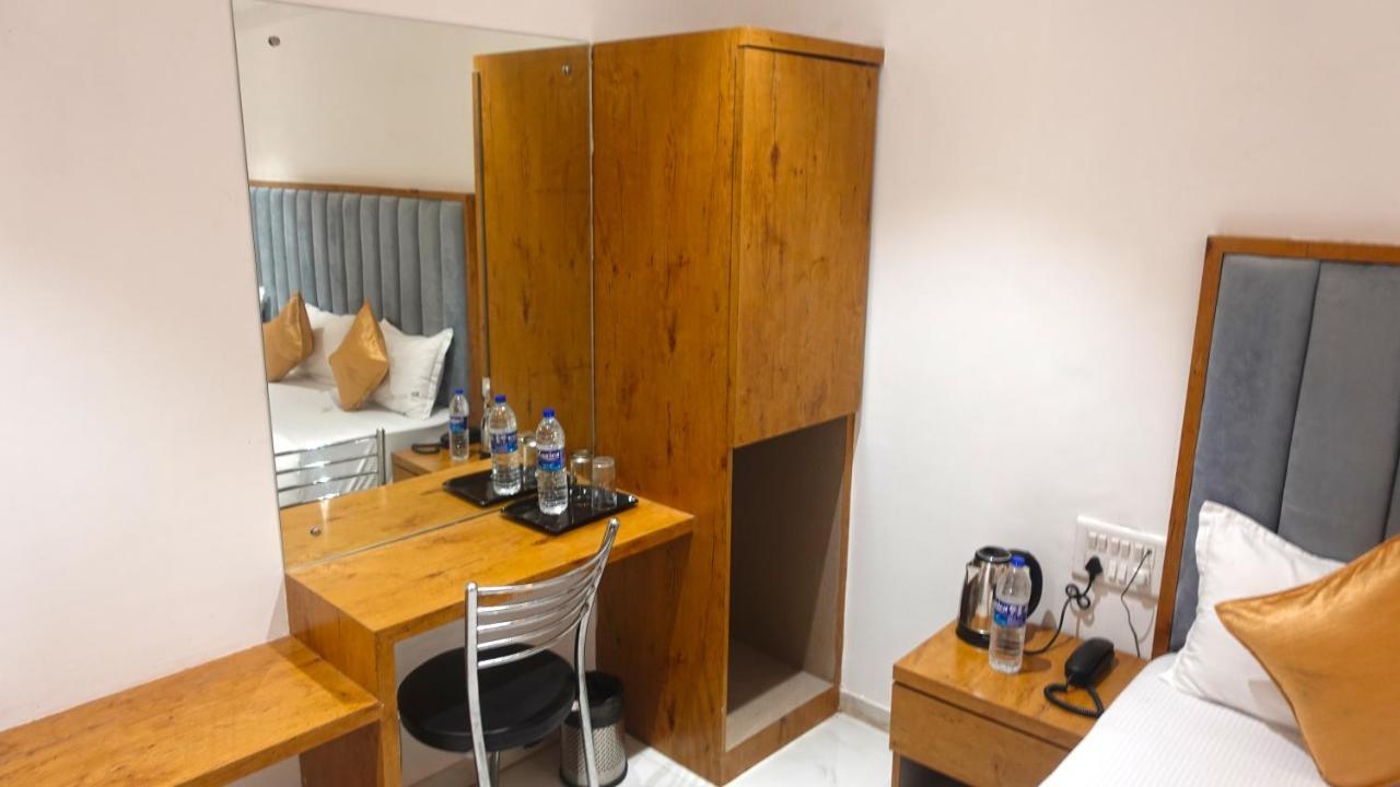 Hotel Palms Residency, Chembur ムンバイ エクステリア 写真